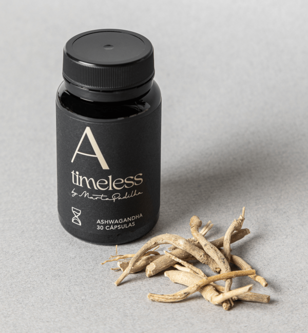 Raízes de ashwagandha junto a um frasco